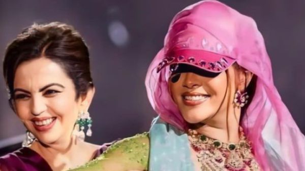 Oops! डांस करते वक्त इस जगह से फट गई Rihanna की ड्रेस? तस्वीर वायरल होते ही मजे ले रहे हैं लोग
