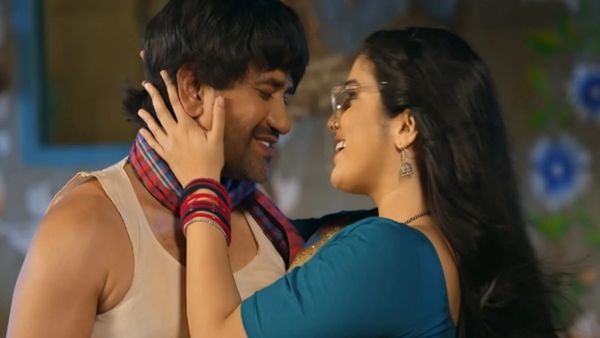 Bhojpuri Video: 'बलमुआ के हिपिया' पर आम्रपाली दुबे और दिनेश लाल यादव की दिखी नोकझोंक, रात के अंधेरे में...