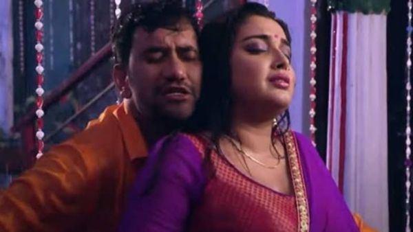 Bhojpuri Video: 'तनि छू ला...' जब दिनेश लाल यादव पर बरसात में चढ़ा रोमांस, आम्रपाली दुबे भी हुईं बेकाबू