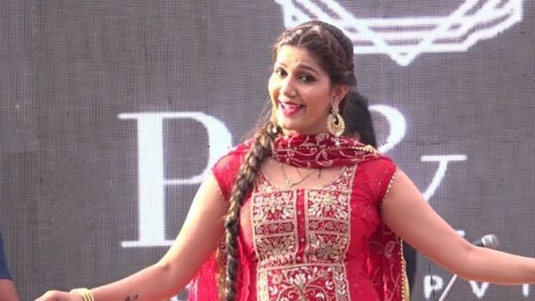 Haryanvi Dance Video: स्टेज पर कूद-कूदकर डांस करती दिखी सपना चौधरी, पतले से सूट को पहन मचाया धमाल