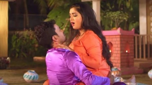 Bhojpuri Video: आधी रात को आम्रपाली दुबे ने निरहुआ संग किया रोमांस, खटिया से खटिया मिलाकर...