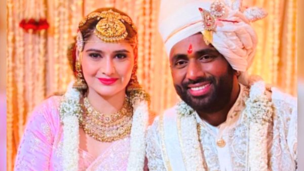 आरती सिंह ने करवाई अपने दूल्हे की विदाई, गाड़ी चलाकर ससुराल पहुंची नई दुल्हन