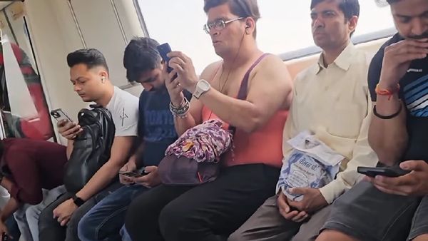 दिल्ली मेट्रो में स्पैगिटी पहनकर पहुंचा शख्स, हॉटनेस देख लड़कियों को भी आ जाएगी शर्म!