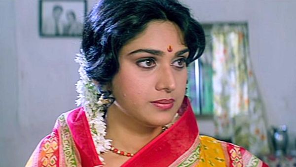 दामिनी उर्फ मीनाक्षी शेषाद्रि का बदल गया है पूरा लुक, 60 साल की उम्र में भी फेल कर देती हैं कटरीना-करीना को...