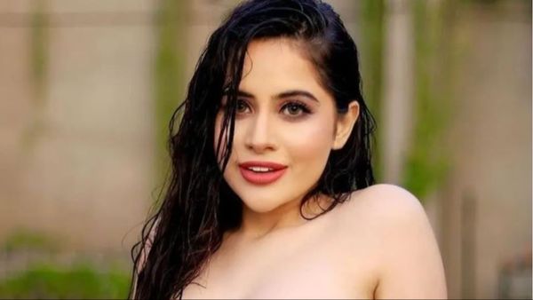 एयरपोर्ट पर तौलिया लपेटकर पहुंच गई Urfi Javed, गर्मी लगी तो कैमरे के सामने उतार फेंका सब