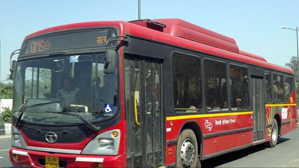 दिल्ली की बसों तक पहुंची अश्लीलता, सिर्फ अंडरगारमेंट्स में पहुंची महिला, घबरा गया कंडक्टर!