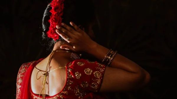 सास की खूबसूरती को देख ऐसी बहकी बहू, पति को छोड़ अपनी सासू संग बनाना चाह रही संबंध