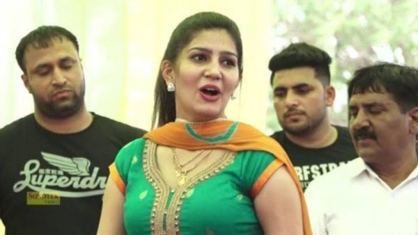 Haryanvi Dance Video: 'तू मेरी सै पसंद...' पर जमकर नाची सपना चौधरी, भीड़ हुई बेकाबू, देखें वीडियो