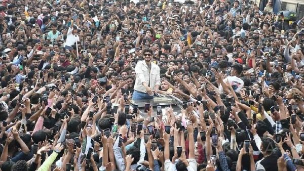 डोंगरी के बाद मुंबई में मुनव्वर फारुखी का रोड शो! इफ्तार के नाम पर सड़कों पर किया ये काम, लोग बोले- PM बन गया