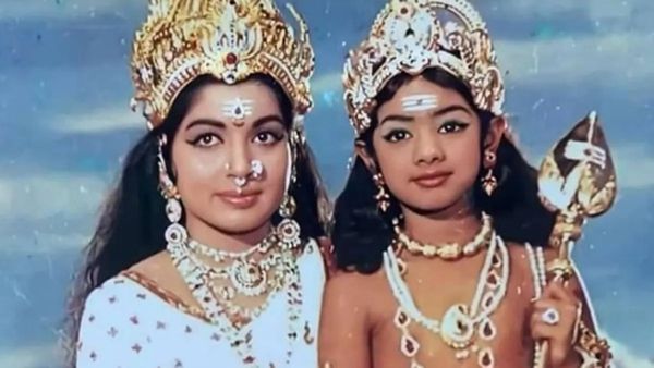 दुनिया में नहीं हैं ये दोनों अभिनेत्रियां, एक थी लेडी सुपरस्टार तो एक बनी मुख्यमंत्री, पहचाना कौन?