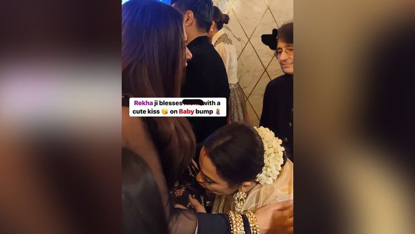 इस एक्ट्रेस के बेबी बंप पर रेखा ने किया Kiss, वीडियो देखकर लोग कर रहे हैं ऐसे-ऐसे कमेंट्स!