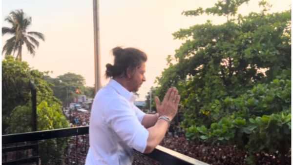 Eid 2024: शाहरुख खान ने दिल खोलकर किया फैन्स का स्वागत, हजारों की संख्या में उमड़ी भीड़
