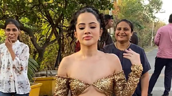 VIDEO: उर्फी जावेद फिर अजीबोगरीब हालत में दिखी, हाथ में पहना खाना रैप पेपर और टांगो में...