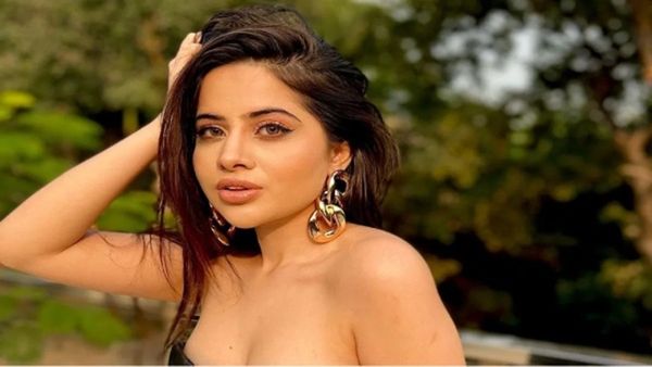 उर्फी जावेद ने T*pless होकर काटा बवाल, गुस्साए-भिन्नाए लोग बोले-हिम्मत है तो हाथ उठाकर बोल- जय श्रीराम...