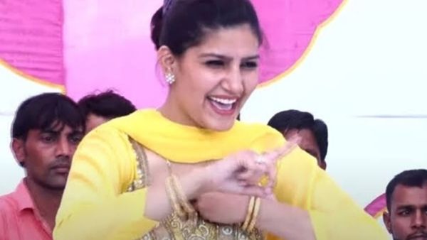 Haryanvi Dance Video: फैन्स की 'ख्वाहिशें' पूरी करने आई सपना चौधरी, हिलाई ऐसी कमर कि लोग हुए दीवाने