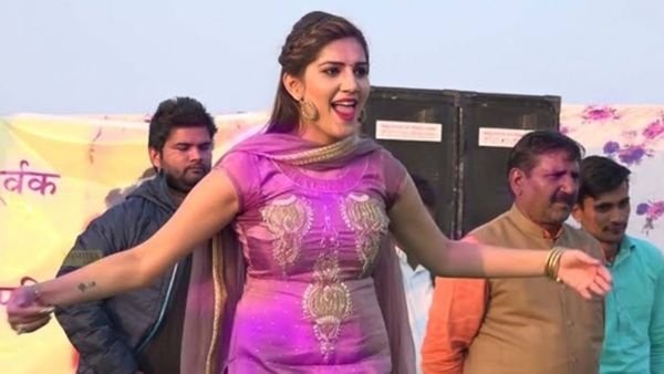 Haryanvi Dance Video: सपना चौधरी को लगा फरारी का चस्का, हज़ारों लोगों की भीड़ में किया ऐसा काम कि...