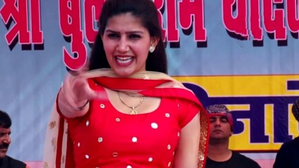 Haryanvi Song: भीड़ के बीचो-बीच सपना चौधरी ने मटकाई ज़ोरदार कमर, लोग भी हुए बेकाबू, देखें वीडियो...