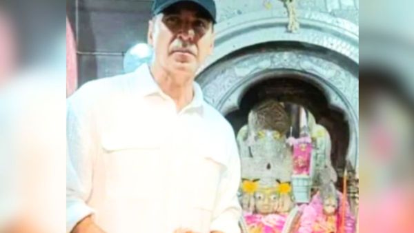 ब्रह्मा मंदिर में अक्षय कुमार ने की पूजा अर्चना, फैन्स के बीच गुपगुप लाइन में खड़े होकर किया इंतजार