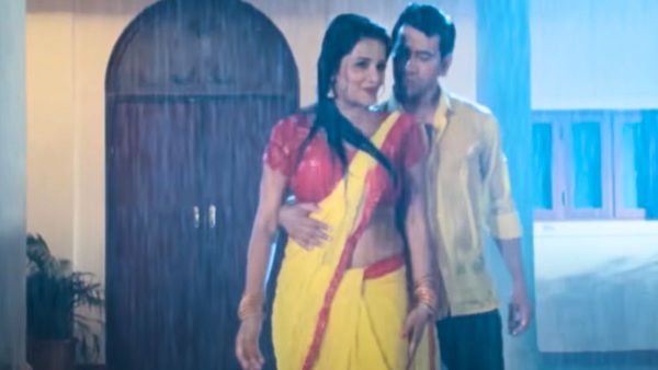 Bhojpuri Video: बारिश में मोनालिसा को साड़ी में भीगता देख दीवाने हुए निरहुआ, सड़क पर किया धमाकेदार डांस