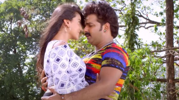 मिनी स्कर्ट पहन अक्षरा सिंह ने किया 'तबाह कइलू गोरी' गाने पर डांस, ताल से ताल मिलाते दिखे पवन सिंह