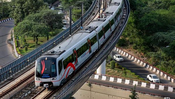 दिल्ली मेट्रो फिर बना अश्लीलता का अड्डा, चलती ट्रेन में ऐसी हरकत करता दिखा कपल!