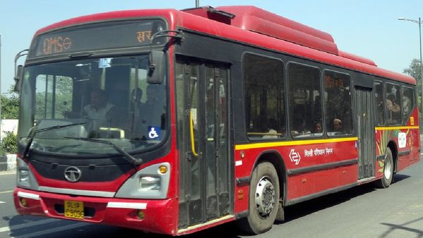 Couple Leaked Video: DTC की बस में बहका कच्ची उम्र का कपल, 2 मिनट की क्लिप ने काटा क्लेश