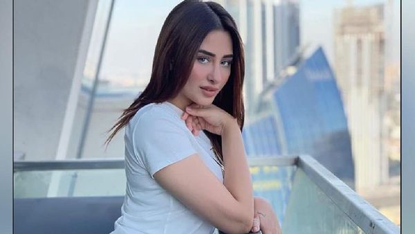 बाथरूम से वायरल हुईं हसीना की बोल्ड तस्वीरें, लोग बोले- 'मसला क्वीन हॉट है'