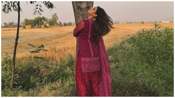 इस हाल में अपने गांव के खेतों में पहुंची पूर्व मिस यूनिवर्स, मर मिटे लोगों ने पकड़ लिया माथा