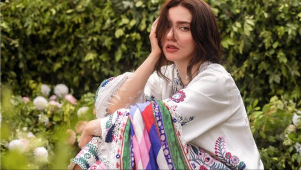 पाकिस्तानी एक्ट्रेस Mahira Khan संग स्टेज पर हुई सरेआम बदतमीजी, अनजान शख्स ने...