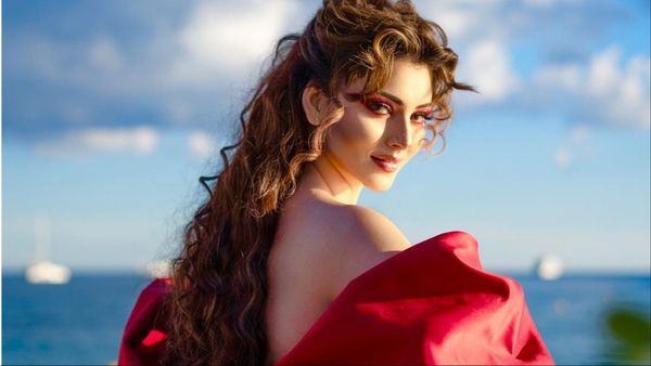 भारी-भरकम गाउन पहन Urvashi Rautela जा रही थीं बाहर, दरवाजे में ऐसी फंसी कि मदद के लिए बुलाए तमाम लोग