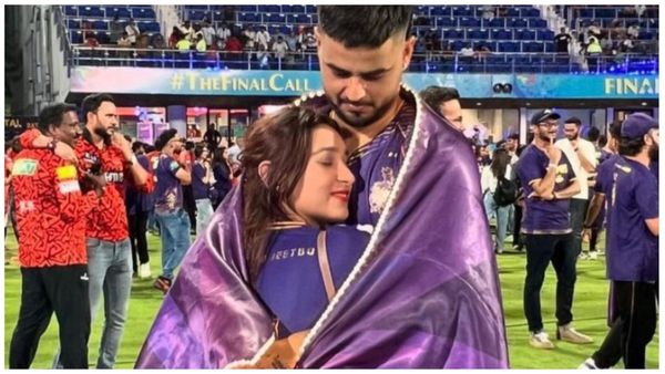 KKR की जीत के बाद पत्नी संग मैदान में रोमांटिक हुए नितीश राणा, रोती हुए बीवी को फ्लैग में लिपटकर हुए कोजी