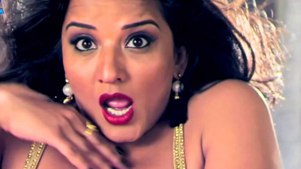 भोजपुरी एक्ट्रेस मोनालिसा ने बोली ऐसी अंग्रेजी की छूट गए पसीने, लोग बोले- कोचिंग क्लास का नंबर दें क्या