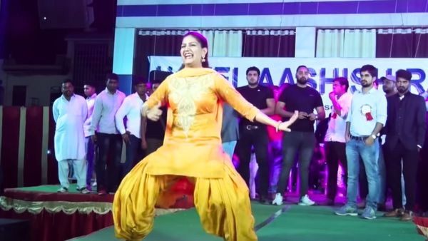 Sapna Choudhary Video: सपना चौधरी ने 'बंदूक चलेगी' गाने पर किया ताबड़तोड़ डांस, बेकाबू हुई भीड़