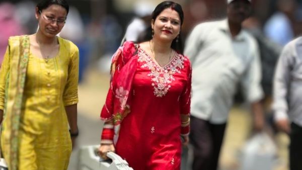 Viral Girl- नेताओं से ज्यादा पोलिंग अधिकारी की हो रही चर्चा, सास ने बोला इसलिए पहना था ये लाल सूट...