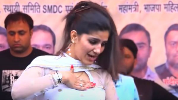 Sapna Choudhary Video: सपना चौधरी ने मचाई स्टेज पर गदर, मटकाई ऐसी कमर की ताबड़तोड़ हुई नोटों की बारिश