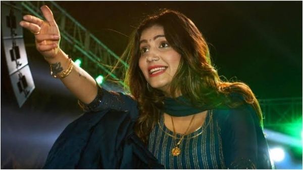 Haryanvi Song: सपना चौधरी ने अपनी अदाओं से चलाई छुर्रियां, देखते ही भीड़ भी हुई पानी-पानी...