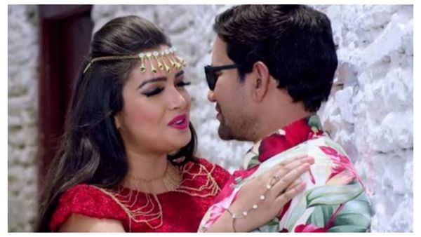 Bhojpuri Video: समुद्र किनारे निरहुआ की बांहों में लिपटी आम्रपाली दुबे, हुईं मदहोश और फिर...