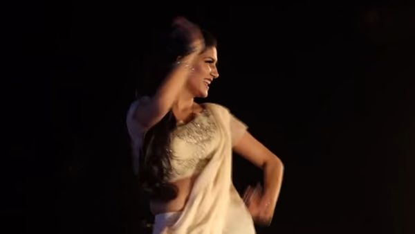 Haryanvi Song: सपना चौधरी ने साड़ी पहन स्टेज पर काटा बवाल, देखती रह गई भीड़, देखें बेहद हॉट वीडियो