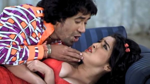 Bhojpuri Video: दुल्हन के रूप में नजर आए आम्रपाली दुबे, सुहागरात के लिए उतावले हुए निरहुआ, देखें वीडियो