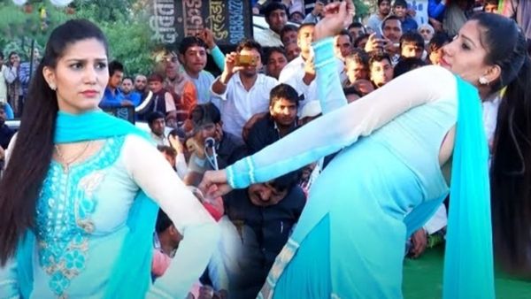 Haryanvi Song: सपना चौधरी ने अपने ठुमकों से स्टेज पर काटा बवाल, वीडियो देख धड़का फैन्स का दिल