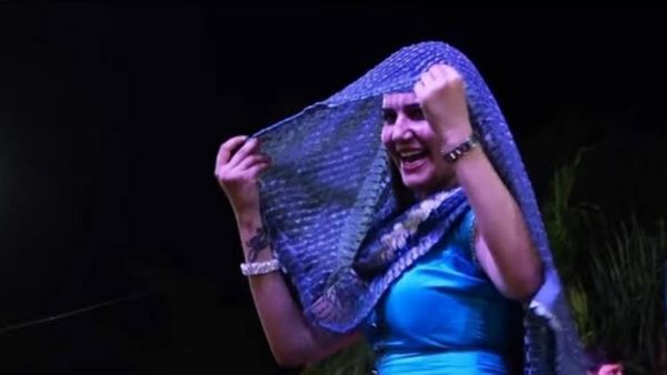 Haryanvi Song: सपना चौधरी ने सिर पर घूंघट ओढ़ अपने डांस से मचाया धमाल, भीड़ में बैठे लोगों पर चढ़ा खुमार