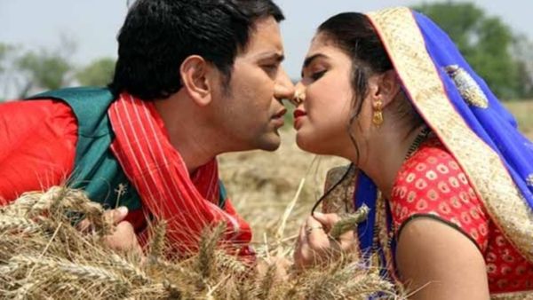 Bhojpuri Video: आम्रपाली दुबे की खूबसूरत पर फ़िदा हुए निरहुआ, खेत में ही करने लगे KISS!