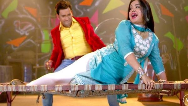 Bhojpuri Video: आम्रपाली दुबे और निरहुआ ने किया खटिया तोड़ रोमांस, लोग बोले- एक बार और...
