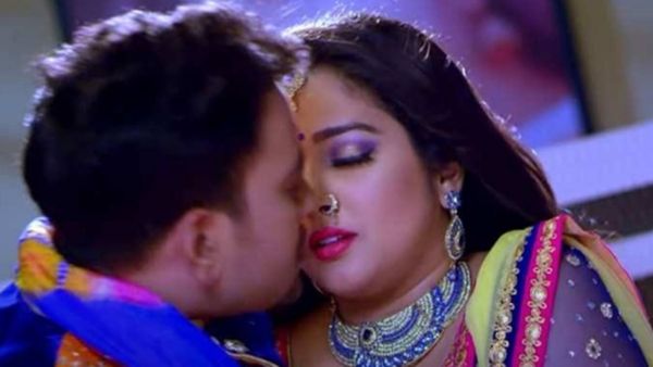 Bhojpuri Video: आधी रात आम्रपाली दुबे संग सुहागरात मनाते नज़र आए निरहुआ, देखें दमदार रोमांस वीडियो