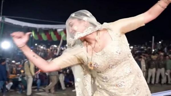 Haryanvi Song: पानी छलकाकर सपना चौधरी ने किया ऐसा डांस, भीषण गर्मी में लोगों के छूट गए पसीने, देखें वीडियो