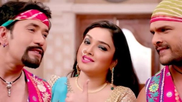 Bhojpuri Video: निरहुआ-खेसारी के साथ आम्रपाली दुबे ने जमकर मारे ठुमके, वीडियो देख हो जाएंगे दीवाने