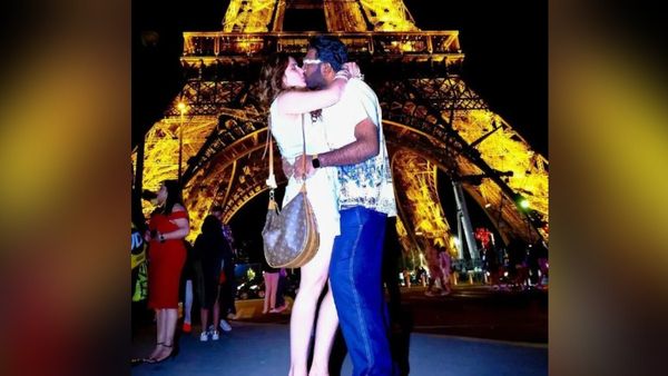 नहीं खत्म हो रहा आरती सिंह का हनीमून, एफिल टावर के सामने पति के साथ किया लिप लॉक