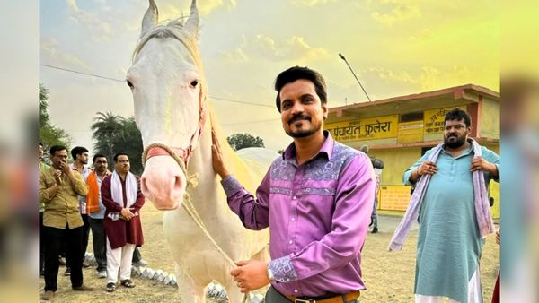 करीना-सैफ की शादी में वेटर की नौकरी कर रहे थे 'पंचायत 3' के दामाद, बोले- पिता के गुजरने के बाद