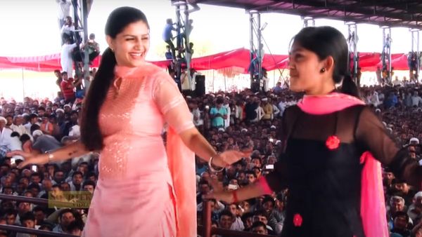 Sapna Choudhary Dance: सपना चौधरी ने बच्ची के साथ मटकाई इस गाने पर कमर, डांस देखने के लिए बेकाबू हुई भीड़