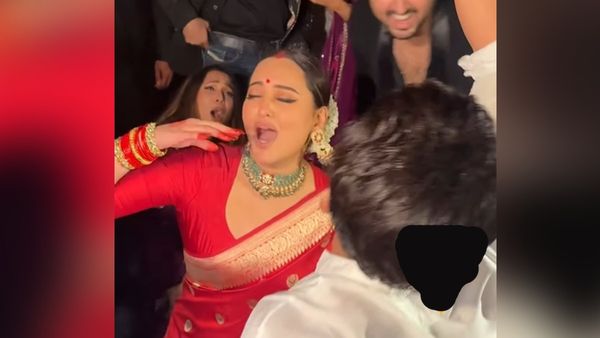 'छैंया छैंया' पर मलाइका बनकर सोनाक्षी सिन्हा ने लूट ली महफिल, जहीर इकबाल भी बन गए शाहरुख खान!